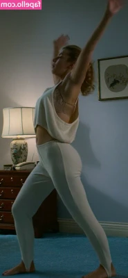 Betty Gilpin [ betty-gilpin ] - Adesso farò il video del pompino e il costume da infermiera ha vinto