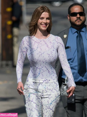 Betty Gilpin [ betty-gilpin ] - Worship my belly?? 😩