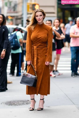 Betty Gilpin [ betty-gilpin ] - Follow me and hold my hand