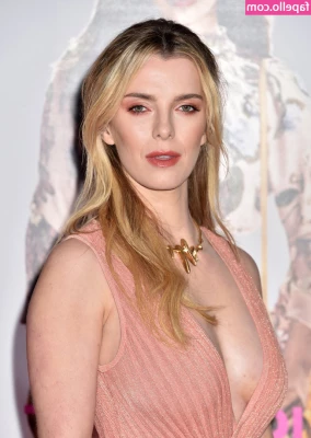 Betty Gilpin [ betty-gilpin ] - Do you like pink