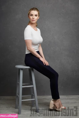 Betty Gilpin [ betty-gilpin ] - Come lick my soles. I know you want to 😁🦶🏼