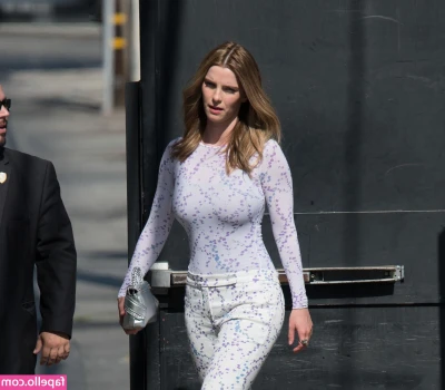 Betty Gilpin [ betty-gilpin ] - Peekaboo!!