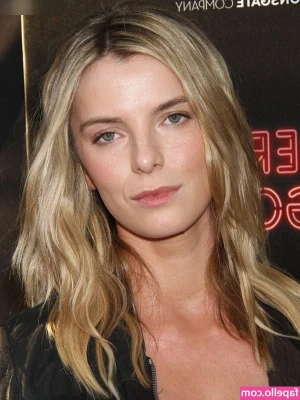 Betty Gilpin [ betty-gilpin ] - You walk into this, what would u do~?