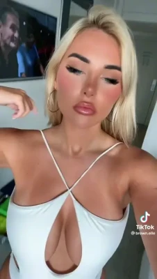 Ellie Brown [ ellie-brown ] - I'll keep you hot and healthy all year round. 😘