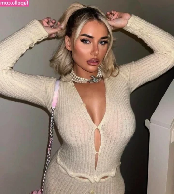 Ellie Brown [ ellie-brown ] - What better than 1 booty…2 booties! @imperialkiss 💜