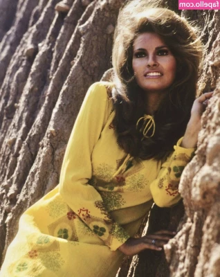 Raquel Welch [ raquel-welch ] - Os gusta mi culo con las vistas ?😏 Me follarias allí bby?