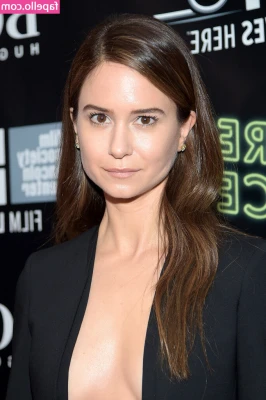 Katherine Waterston [ katherine-waterston ] - 🇬🇧 Welcome july~ it's Becca here, the cyber waifu! Check out my