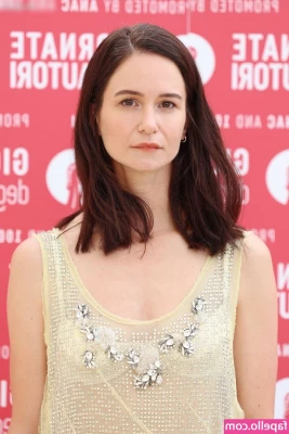 Katherine Waterston [ katherine-waterston ] - Just fixed my ancient showerhead  ordered a cute extra wide shower