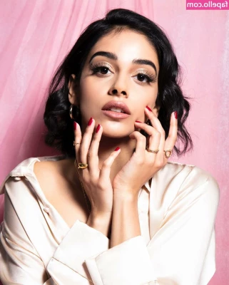 Banita Sandhu [ banita-sandhu ] - Watch me in your DM's watching me admire my huge rack in the mirror.