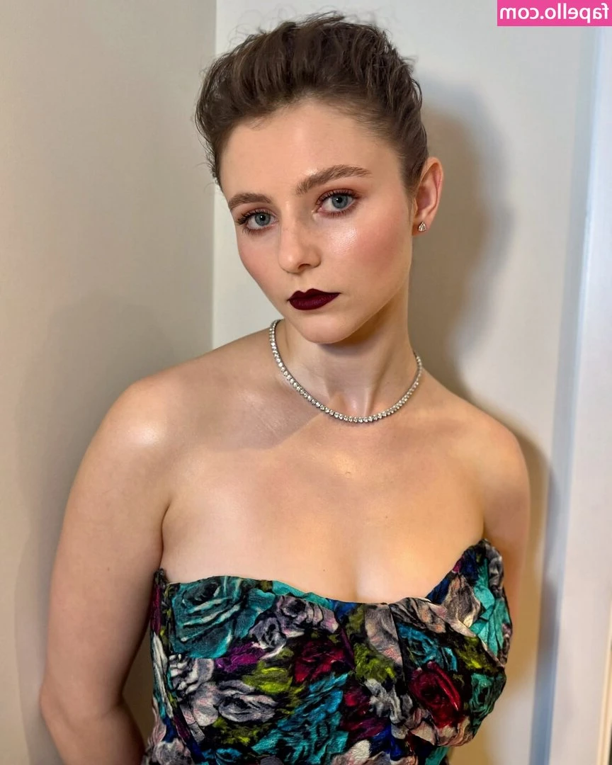 Thomasin Mckenzie [ thomasin-mckenzie ] - I'm doing a LIVE Watch Party for the Many Vids Awards tonight! This