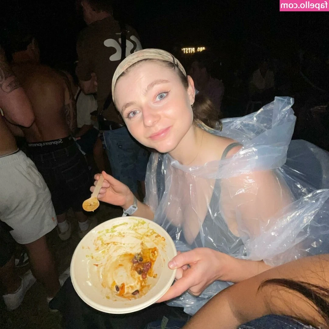 Thomasin Mckenzie [ thomasin-mckenzie ] - My finger is pointing in the right direction 👅☝😉 Do you want