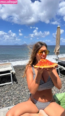 Giusy Piazza [ giusy-piazza ] - Public t0ilet displays of affection 😈