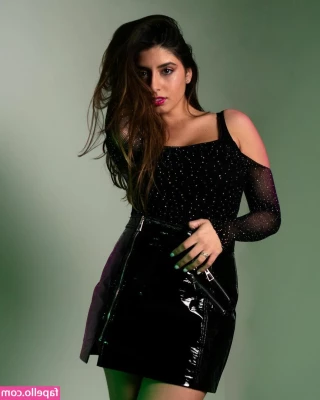 Giusy Piazza [ giusy-piazza ] - Pretty in green black as night