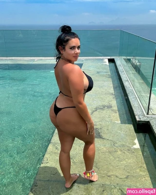 Laurab974 [ laurab974-1 ] - Its hot here