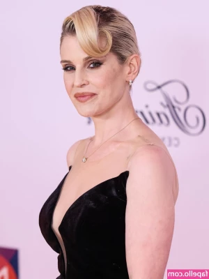 Kelly Osbourne [ kelly-osbourne ] - lol happy st paddy s day- I m on vacation rn so I hope you re feeling