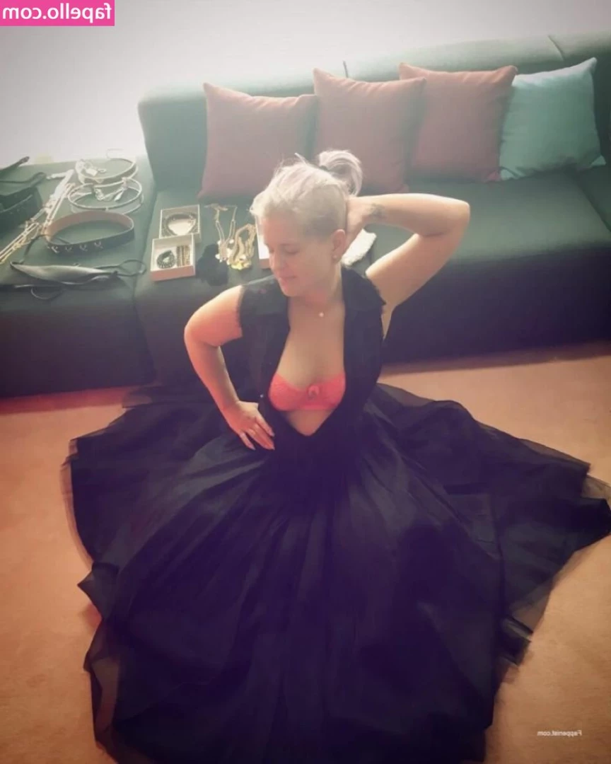 Kelly Osbourne [ kelly-osbourne ] - Hola mis amores  después de muchos días de trabajo en el uni por