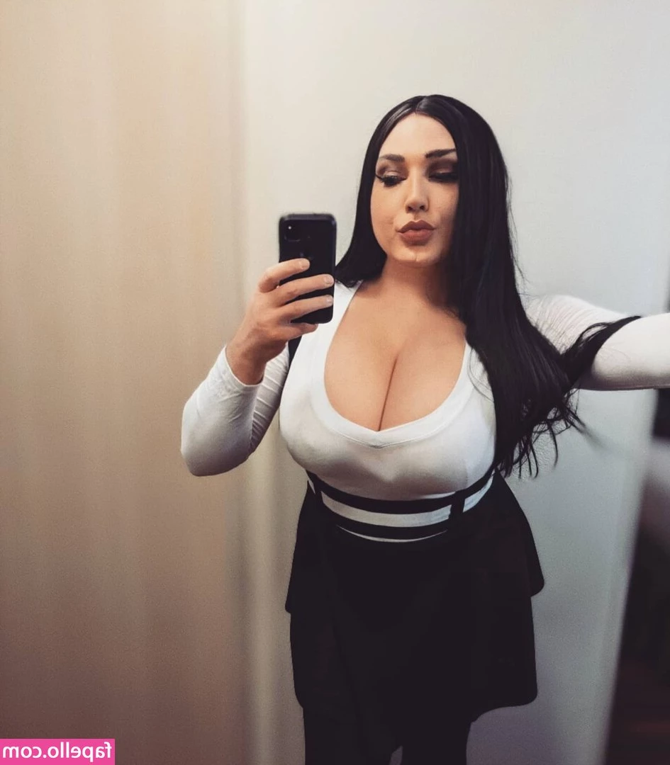 ThighHiBby - I tried on a wig and thought about changing my image  what do you