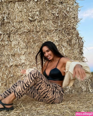 India Martinez [ india-martinez ] - It just be moving by hisself