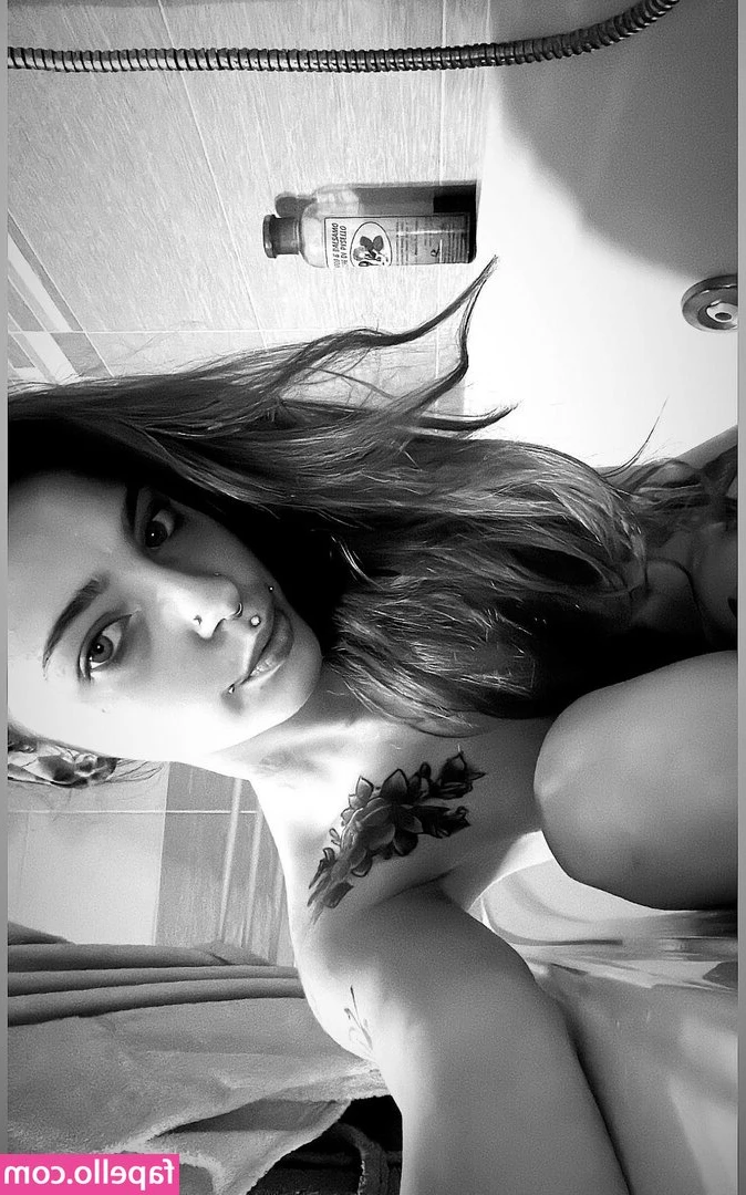 evasciacca - 𝒲𝒶𝓃𝓉 𝓉𝑜 𝓈𝓆𝓊𝑒𝑒𝓏𝑒