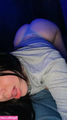 Emily White [ emily-white-1 ] - Come get some content