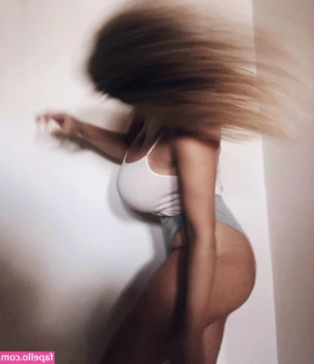 Acronopia - I own an awful lot of bikinis for a woman who refuses to get her hair