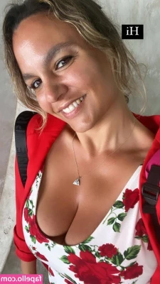 Acronopia - Trying on my sports bra