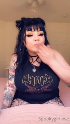 SpookyGirlLove - view from the back