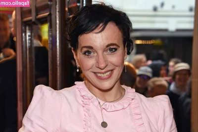 Amanda Abbington [ amanda-abbington ] - I was playing in the trees today and now I m so sore  Does anyone