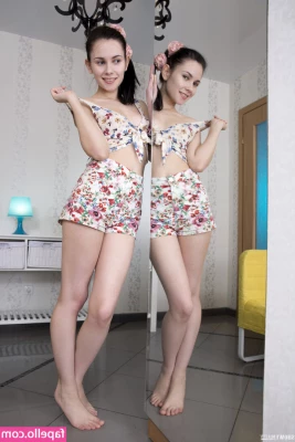 ShowyBeauty - Good evening♪ Look at my skirts fluttering💓 Isn't it pretty??
