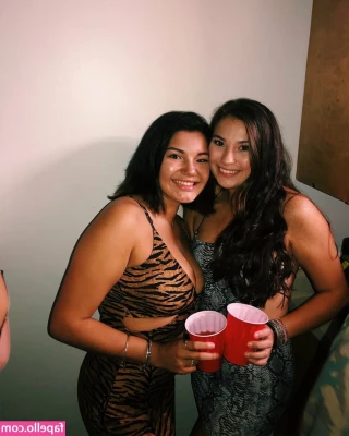 Hannah M [ hannah-m ] - Pussy wanted to be in the picture 😘