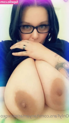 tanyamariex - Feeling lazy all day so I m in my go-to house shirt