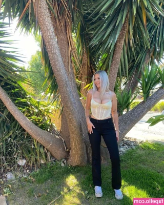 Chantelle A [ chantelle-a ] - Good evening 💋💗 @leonathaiofficial
