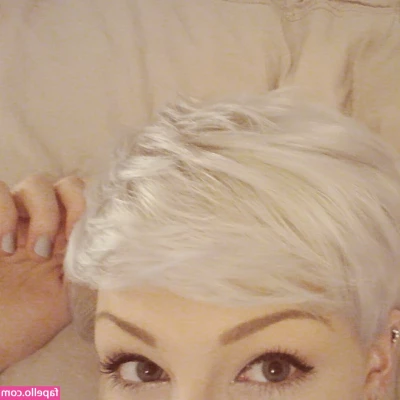 Emilie - Gonna do a livestream tonight  sat  on here at 8pm  Come say hi