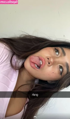 Hannahkae27 - I love taking photos just before a shower