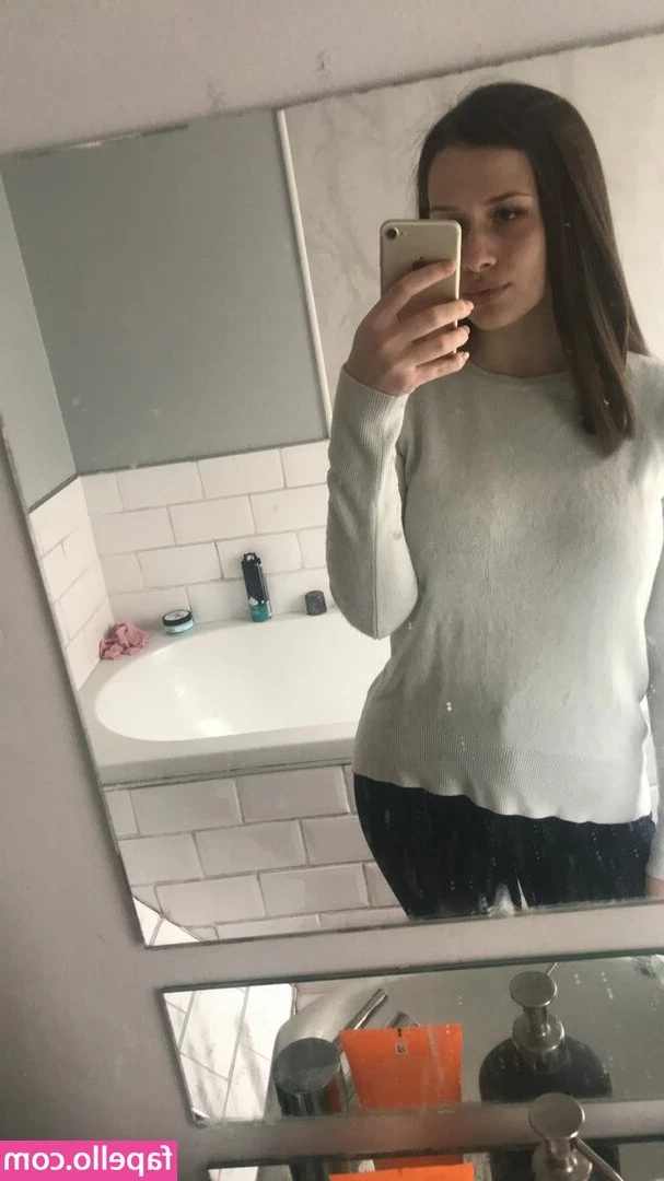 Chloe Carter [ chloe-carter ] - A little bit of fun while putting the laundry out to dry in the yard 