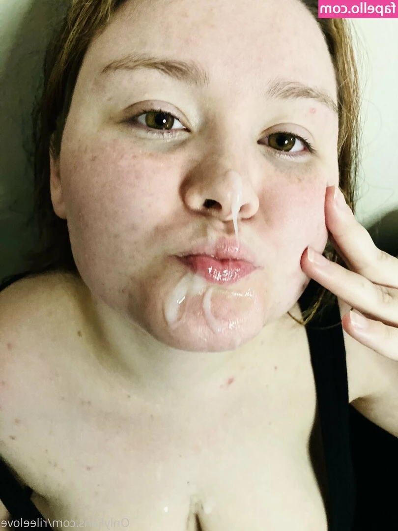 Rileelovee - does the red catch your eyes babe? 😈