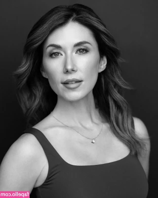 Jewel Staite [ jewel-staite ] - Let’s play a game- who’s is bigger? Loser gets on their knees 😇