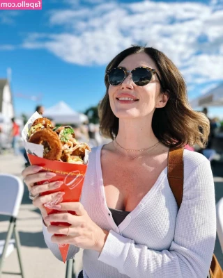Jewel Staite [ jewel-staite ] - Hey  peeps  Just letting everyone know that I m still alive and well 