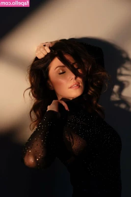 Jewel Staite [ jewel-staite ] - One of my favorite poses 🥵 6 days out!