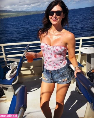 Jewel Staite [ jewel-staite ] - Me trouves-tu sexy dans cette position