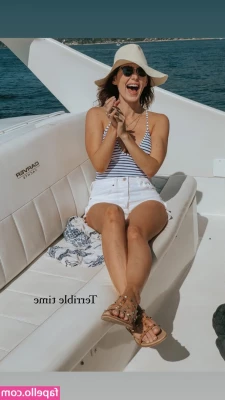 Jewel Staite [ jewel-staite ] - Photos of chest muscles and abdominal muscles that show skin quality!