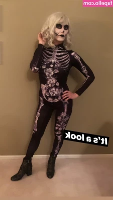 Jewel Staite [ jewel-staite ] - Don t mind my bad posture she s heavy AF