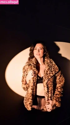 Jewel Staite [ jewel-staite ] - before a I came on my feet!. see the video in you msgs! ;) only