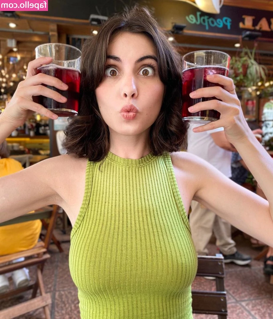 Claire Chust [ claire-chust ] - Que rico llegar de una orgia y que batan la leche cuando llegas a