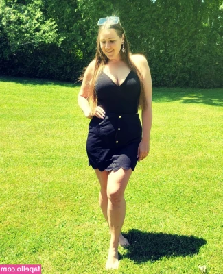 Caityy Cakesss [ caityy-cakesss ] - Who else loves smoking fetish      Quién más ama el smoking fetish