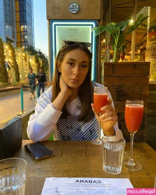 Soph Alice [ soph-alice ] - Friends with benefits😏