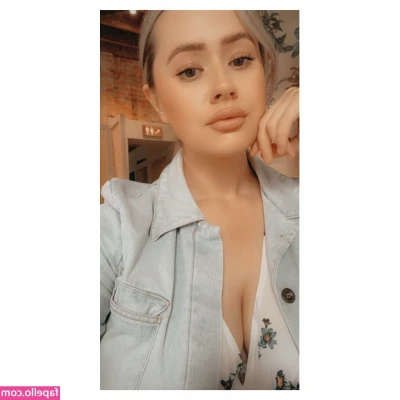 Kathryn - Tops are always better without a bra 😍