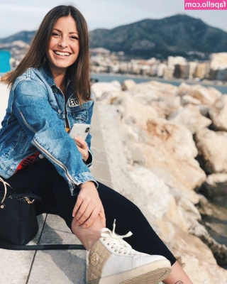 Zhanet Filipova [ zhanet-filipova ] - What would you do if you rolled over in bed and saw this