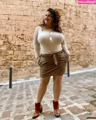 Caliope - Early morning pussy play   Cum watch me play with my bush and make my