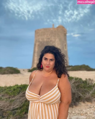 Caliope - When I wear lingerie In shoots you can barely see it. My body just